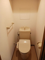 落ち着いた色調のトイレです