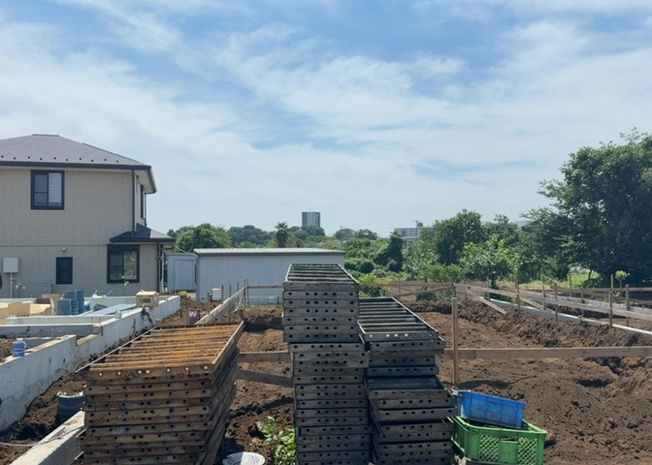 【バルコニー】 | 金森新築戸建 | バルコニーは、室外の専用スペースのうち、「屋根がなく開放された空間」であるものを指します。ベランダより広いタイプのものが多く、日当たりもよいため家庭菜園などを楽しみたい人にとって適した環境となります。