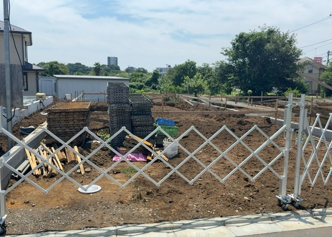 【構造・工法・仕様】 | 金森新築戸建 | 木造住宅とは土台、壁、柱など建築物の強度を支える構造体の材に木が使用されている構造を指します。構造体は建物の自重を支えるだけではなく風圧や水圧、積裁荷重などあらゆる衝撃に耐えるための基礎です。