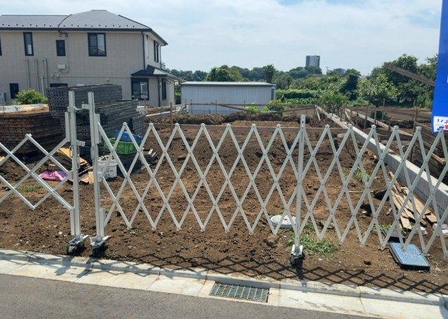 【外観】 | 金森新築戸建 | 現地に行くなら、物件の周囲の地形がどうなっているかを見ることも大切です。周辺より低くなっている土地では、大雨などで水が集まりやすいため、地盤が弱くなっているということも考えられるため、注意が必要です。