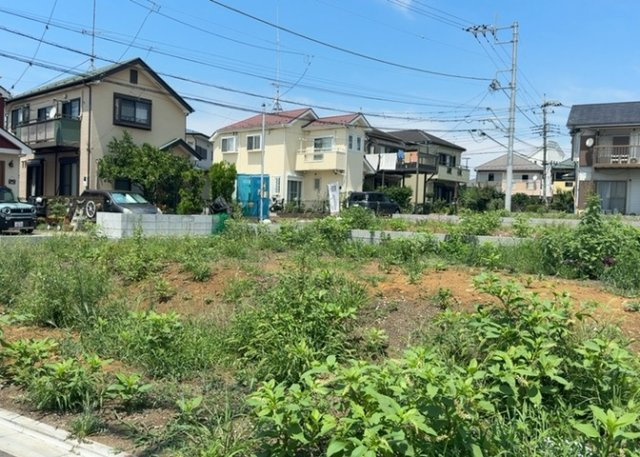 【前面道路含む現地写真】 | 金森新築戸建 | 道幅が狭い場所は比較的土地の値段が低いことが多く、また交通量が少ないため騒音が少なく静かな環境で過ごせます。また、小さいお子様がいるご家庭も安心です。一方で車の駐車が難しいというデメリットもあります。