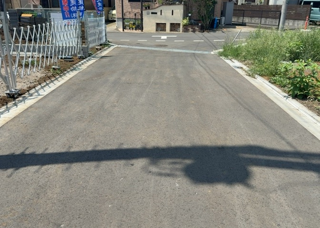 【前面道路含む現地写真】 | 金森新築戸建 | 道幅が広い場所は日当たりや風通が良好です。幅が広いのですれ違いも可能ですし大きな車でも駐車可能！一方で、大型車が通ることも多くなるため交通量の増加により騒音に繋がります。また土地の値段が高くなります。