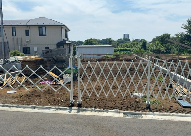 【外観】 | 金森新築戸建 | 現在は更地となっています。現地をご見学に行く際は、道路の幅や周辺の交通量、施設などをご確認頂くことをおすすめします！ある程度イメージをつけたいという場合は、同売主の施工事例や完成パースもお見せします。