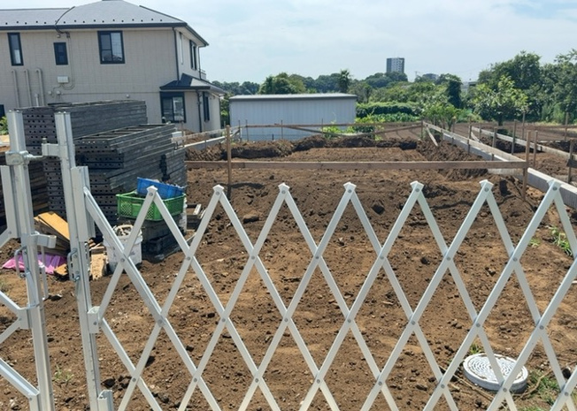 【駐車場】 | 金森新築戸建 | 車一台あたりに必要なスペースは、標準サイズの普通自動車で横幅2m50cm、長さ5mは必要になります。ただし、乗降のことも考慮して横幅3m30cm、長さ5m50cmほどは確保できるところを選びましょう。