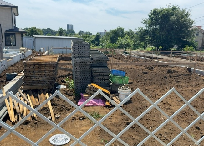 【庭】 | 金森新築戸建 | 庭のある家に住むことのメリットとして、子どもたちの遊び場を確保できること、ガーデニングや家庭菜園を楽しめること、明るさを確保できることがあります。また、配置を工夫することでプライバシーが確保できます。