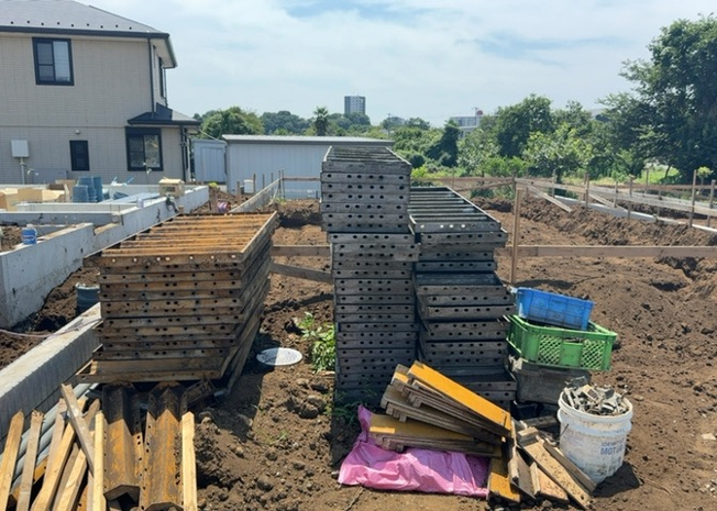 【玄関】 | 金森新築戸建 | 玄関は、狭すぎると複数人で使いにくく、広すぎても無駄な空間になりがちです。最低2畳を目安にして、家の広さとの兼ね合いや家族の人数を考慮して決めるとよいでしょう。現地を見学して快適な玄関を選びましょう！