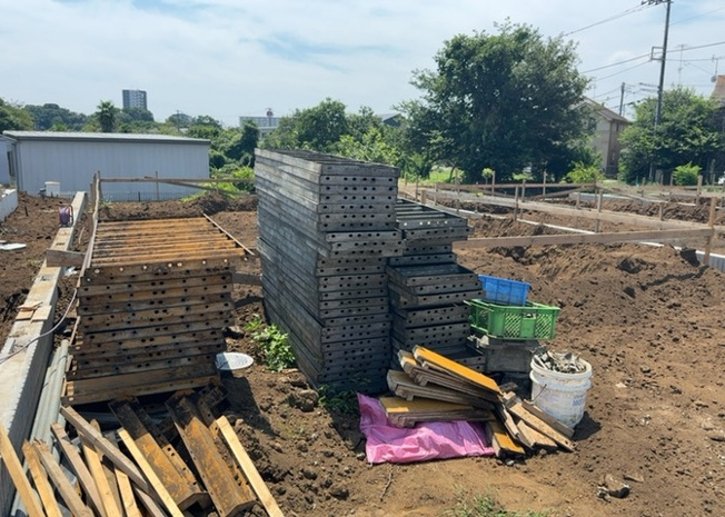 【玄関】 | 金森新築戸建 | 玄関ポーチにおいて最も重視すべきと言っても良いのが広さです。適切な広さの玄関ポーチでないと外見的なバランスは崩れてしまいますし、何より使いにくくなってしまいますので、現地で実際に下見をしてみましょう！