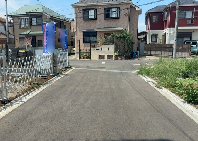 【前面道路含む現地写真】 | 金森新築戸建 | 住宅用の土地では前面道路に2m以上接していなければならないと法律で定められています。しかし、お持ちの車のサイズやライフスタイルなどにより、2mでは利便が悪い場合もございますので、事前に確認しましょう。