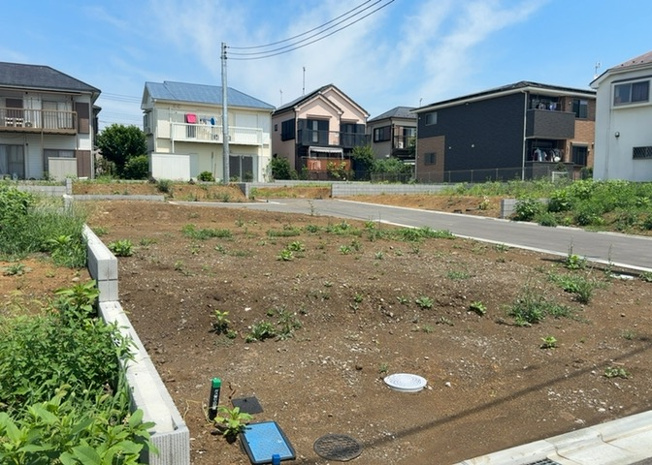 【前面道路含む現地写真】 | 金森新築戸建 | お持ちの車種によっては前面道路が広い方が便利でしょう。しかし、前面道路が広ければその分交通量が多くなるため、騒音などが気になる場合があります。実際に現地を見学し、周辺交通量や騒音などを確認しましょう！