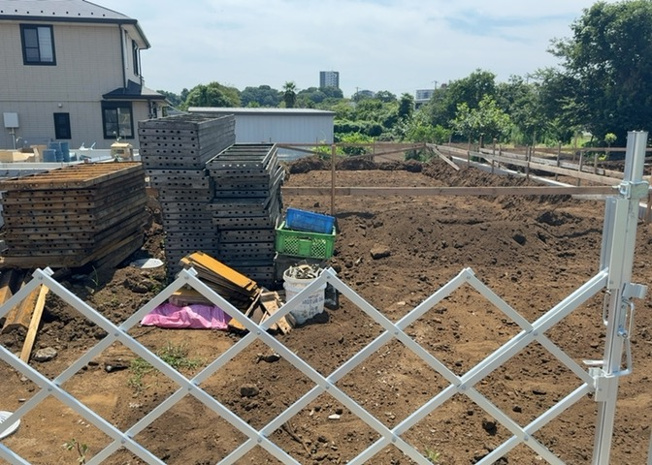 【駐車場】 | 金森新築戸建 | 駐車場と明記されていても、最小スペースでつくられた駐車場だと大型車は駐車できなかったり、出入りしにくくなったりする可能性があります。お車のサイズと購入したい物件の駐車場のサイズを現地で確認しましょう。