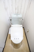 落ち着いた色調のトイレです