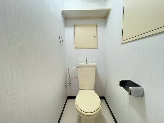 コートラヴィーニアのトイレ|棚付きのトイレは広々空間