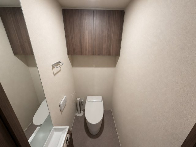 ザ・パークハウス高槻天神町のトイレ|トイレットペーパーや小物をすっきり収納できる便利な棚付きトイレ。生活感を抑えながら、使いやすさもしっかり確保。清潔感のある空間を保てます（写真は家具を消したイメージ画像）