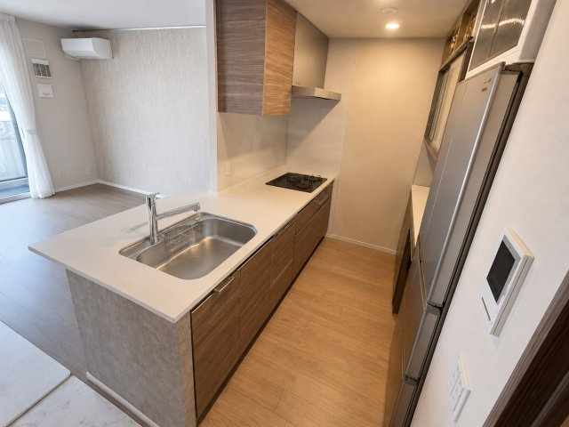 ザ・パークハウス高槻天神町のキッチン|リビングを見渡せるカウンターキッチンで、家事中も家族の気配を感じられる快適空間。自然と会話が生まれる、暮らしやすい住まいです。（写真は家具を消したイメージ画像）