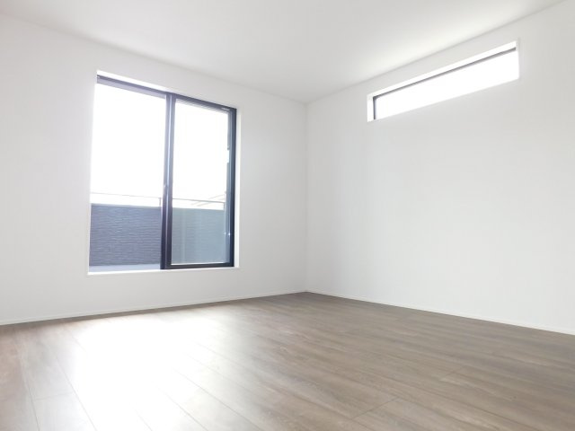 清須市中河原の新築一戸建の洋室|◇２階洋室◇　　明るい洋室８．５帖　ウォークインクローゼット＋納戸完備！　バルコニー付き♪　　