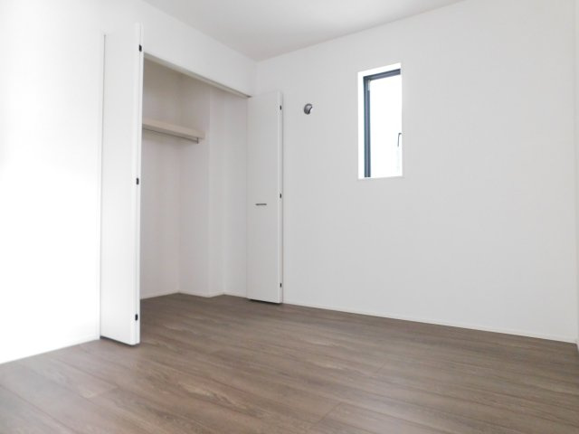 清須市中河原の新築一戸建の洋室|◇１階洋室◇　　明るい洋室４．５♪　全居室収納完備♪　お子様の遊び場やワークスペースなどに利用できます♪