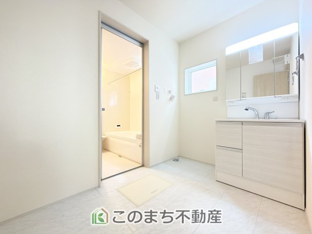 LiveleGarden.S宇都宮市鶴田町第24の洗面所|シャンプードレッサーで朝の身支度♪伸びるホースでお掃除も簡単清潔です！