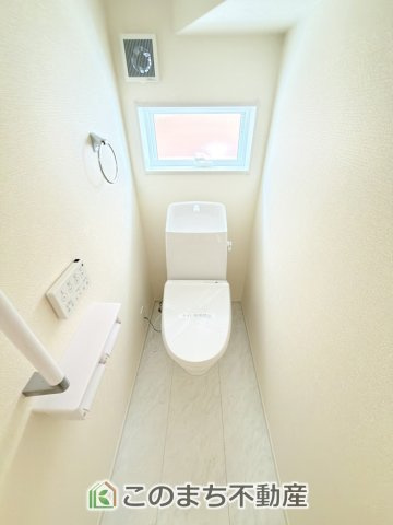 LiveleGarden.S宇都宮市鶴田町第24のトイレ|小窓から換気ができて清潔なトイレスペース☆