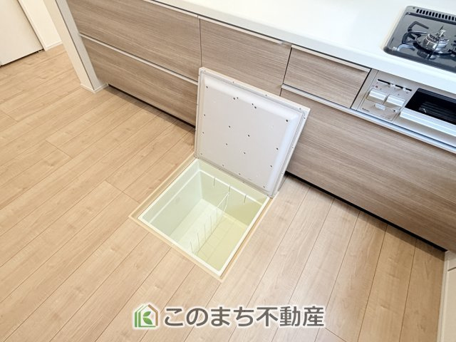 LiveleGarden.S宇都宮市鶴田町第24のキッチン|床下収納は意外と容量があり、日常のストックにも大活躍です♪