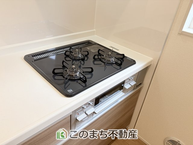 LiveleGarden.S宇都宮市鶴田町第24のキッチン|三ツ口コンロ採用で、同時調理もスムーズ◎！お料理を並べられるカウンター付きで、配膳・片付けをサポート！リビングで過ごすご家族とコミュニケーションを楽しみながら作業可能です♪