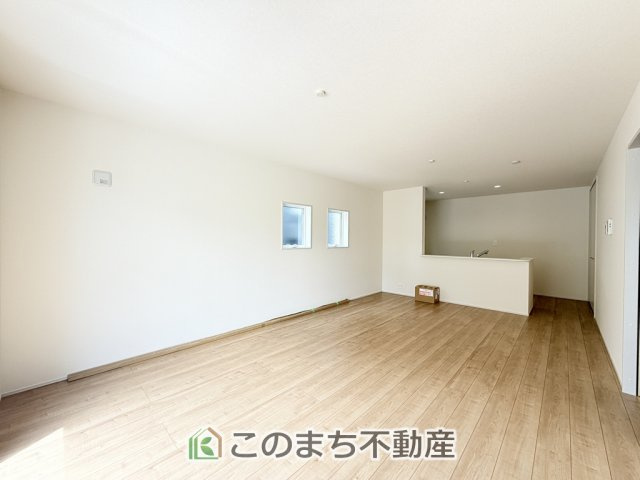 LiveleGarden.S宇都宮市鶴田町第24の居間・リビング|開放感のある広々としたリビング☆家族みんなでゆったりくつろげます♪
南側から暖かな日差しが差し込みます♪キッチンからリビングの様子がよく見渡せます☆