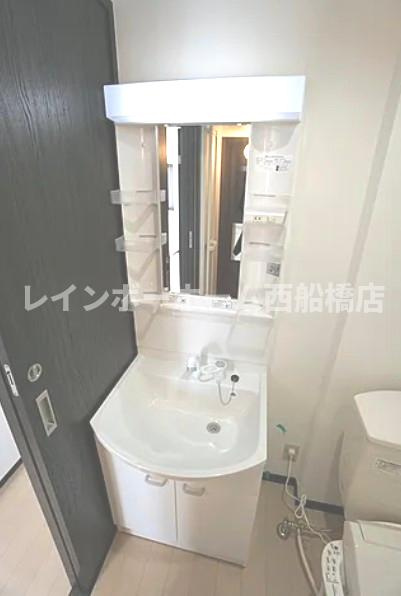 ダッフィー東京ベイの洗面所|反転タイプの写真です。