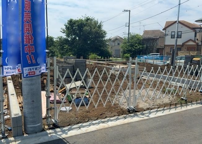 【駐車場】 | 金森新築戸建 | 駐車場と明記されていても、最小スペースでつくられた駐車場だと大型車は駐車できなかったり、出入りしにくくなったりする可能性があります。お車のサイズと購入したい物件の駐車場のサイズを現地で確認しましょう。