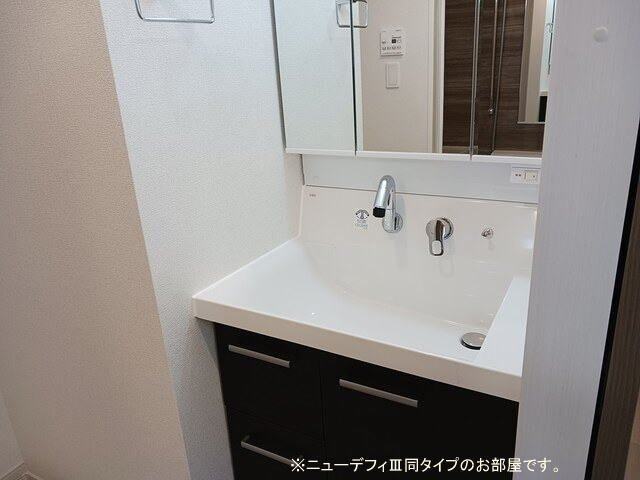 エテルノ　アルドールの洗面所|脱衣スペースもあります