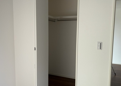 【収納】 | 大蔵町新築戸建 | デザイン性を重視しすぎて収納が少なかった！なんてことにならないため、事前に現地で収納の数を確認しておくことをお勧めします。クローゼット以外にも床下収納や屋根裏収納、パントリーなどもチェックしましょう。