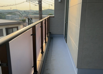 【バルコニー】 | 大蔵町新築戸建 | バルコニーは、室外の専用スペースのうち、「屋根がなく開放された空間」であるものを指します。ベランダより広いタイプのものが多く、日当たりもよいため家庭菜園などを楽しみたい人にとって適した環境となります。