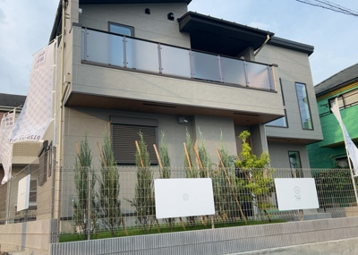 【外観】 | 大蔵町新築戸建 | ついに完成致しました！現地をご見学に行く際は、道路の幅や周辺の交通量、施設などをご確認頂くことをおすすめします！物件の流れが早いため、内見をしたい方はお早めに当社営業までお問い合わせ頂きご予約下さい！