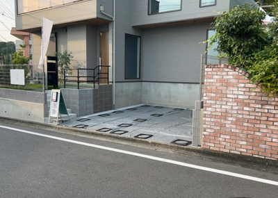 【前面道路含む現地写真】 | 大蔵町新築戸建 | 住宅用の土地では前面道路に2m以上接していなければならないと法律で定められています。しかし、お持ちの車のサイズやライフスタイルなどにより、2mでは利便が悪い場合もございますので、事前に確認しましょう。