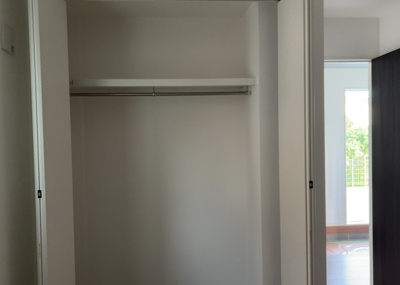 【収納】 | 大蔵町新築戸建 | ウォークインクローゼットがあれば、クローゼット内でコーディネートが完成できますし、季節の変わり目に行う衣替えの手間も省けます。また、スーツケースなど大きいものもしまうことができ使い勝手がよいです。