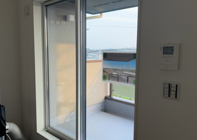 【内装】 | 大蔵町新築戸建 | サッシとは、ガラス窓に使用される金属製の窓枠のことです。一般的に住宅建築では、金属製建具工事の段階で備え付けるもので、ガラス類や玄関、バスルームのスチール製のドアなどと同じタイミングで工事を行います。