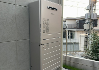 【発電・温水設備】 | 大蔵町新築戸建 | 省エネ給湯器とは従来型の給湯器より熱効率が高く、少ない燃料でたくさんのお湯を沸かすことが出来る高効率な給湯器のことを指します。また、省エネ給湯器には種類があり、利便性や効果なども様々です。
