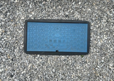 【設備】 | 大蔵町新築戸建 | 敷地内には、散水栓や立水栓があります。水道水を直接利用できるため、水を運ぶ手間を省くことが出来ます。大量の水を必要とする洗車作業や清掃などに役立ちます。その他設備とあわせて、現地でご確認ください。