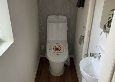【トイレ】 | 大蔵町新築戸建 | トイレは大きさや形、機能、抗菌性などが異なる多種多彩なタイプが各メーカーから出ています。それぞれに良さがあるため、事前にどういったタイプのトイレがいいのかをご家庭内で決めて、内見に行くといいでしょう。