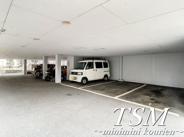 ファミールユキの駐車場
