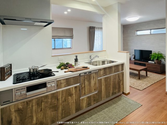 ワイウッドコート久喜市青葉第7期のキッチン|【キッチン　CG家具設置イメージ】
※画像に含まれる家具家電はCgで作成されたイメージです。実際の物