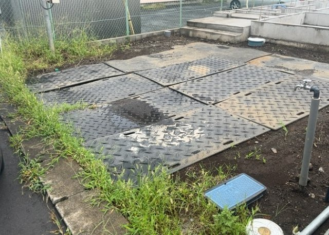 【駐車場】 | 椚田町新築戸建 | 駐車場と明記されていても、最小スペースでつくられた駐車場だと大型車は駐車できなかったり、出入りしにくくなったりする可能性があります。お車のサイズと購入したい物件の駐車場のサイズを現地で確認しましょう。
