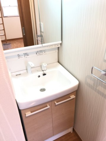 プチメゾン三茶の洗面所|明るい洗面所です