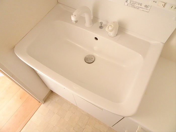 リキューザ永福の独立洗面台|独立洗面台、小物を置くことができて便利です