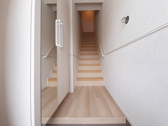 ヒカルサ富山水橋の玄関|収納もある玄関です