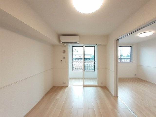 ヒカルサ富山水橋の居間・リビング|こちらのリビングで趣味の時間をお楽しみください