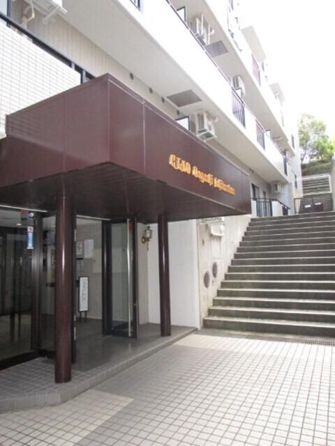 横浜市神奈川区大口通の賃貸マンションのエントランス