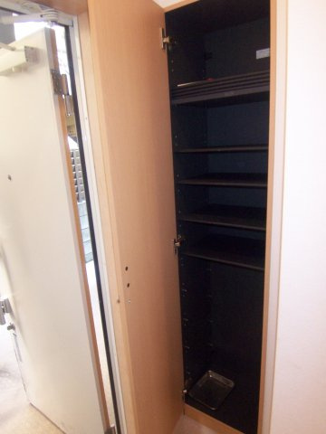 ソレーユクレスト田園調布の収納|下駄箱※退去前につき類似だイプの別室の写真となります。