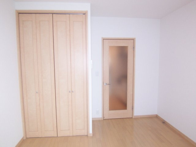 ソレーユクレスト田園調布の収納|居室のクローゼット※退去前につき類似だイプの別室の写真となります。
