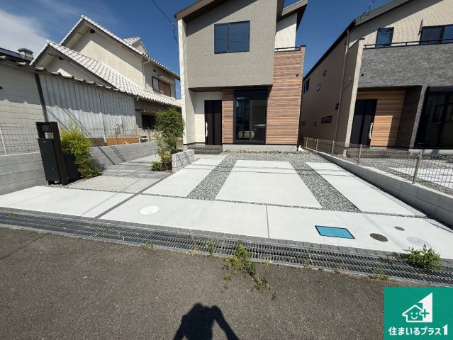 河内長野市南花台　新築一戸建ての駐車場|並列２台駐車可能！ゆとりの駐車スペースで車庫入れもスムーズ！