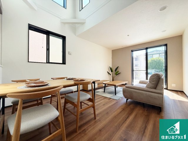 河内長野市南花台　新築一戸建ての居間・リビング|日当たり良好の明るいリビングで朝の目覚めもスッキリできそう！対面キッチンでご家族のコミュニケーションも自然と増える設計！小さなお子様が遊ぶスペースを作っても広々とくつろげるLDK！