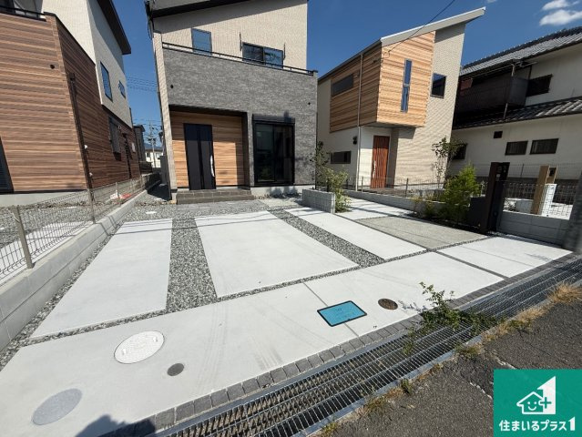 河内長野市南花台　新築一戸建ての駐車場|並列２台駐車可能！ゆとりの駐車スペースで車庫入れもスムーズ！